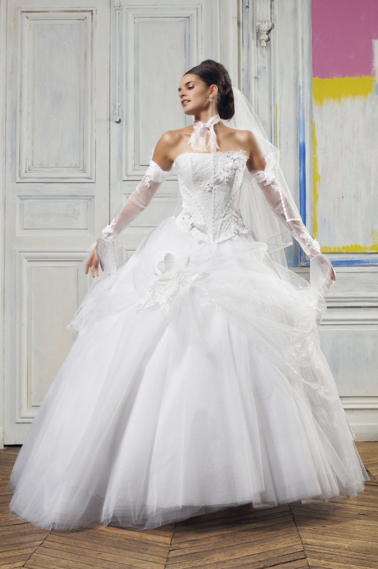 Свадебные платья с фатой и перчатками