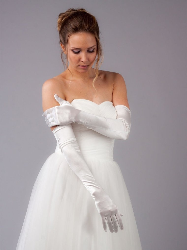 Свадебное платье с перчатками