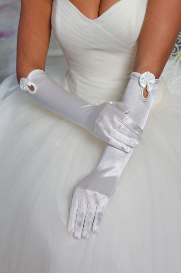 Невеста в свадебных перчатках