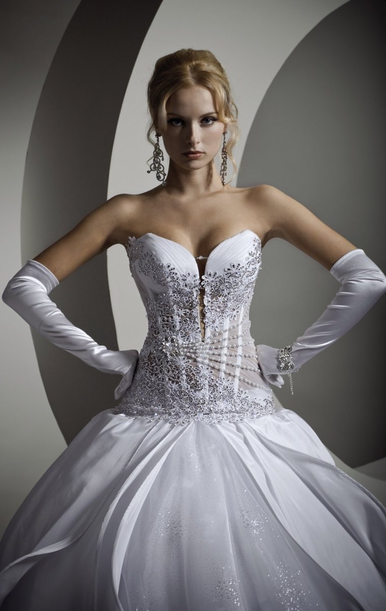 Платье с корсетом и пышной юбкой