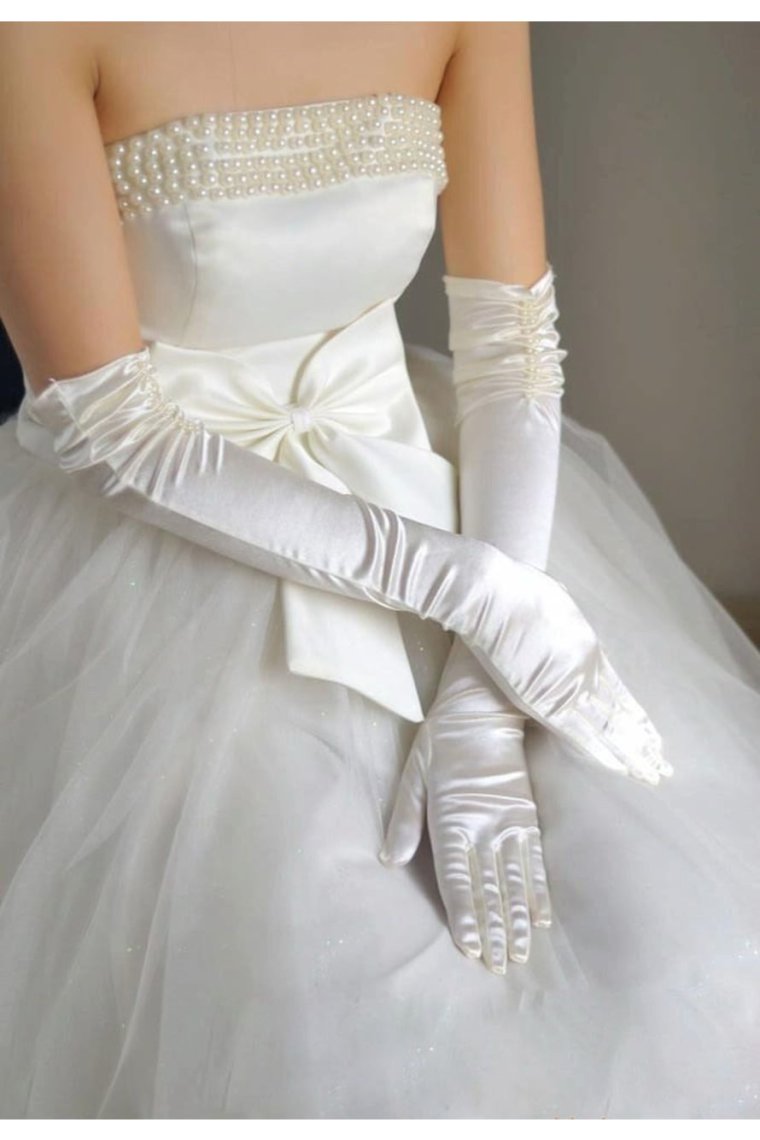 Свадебный наряд с перчатками