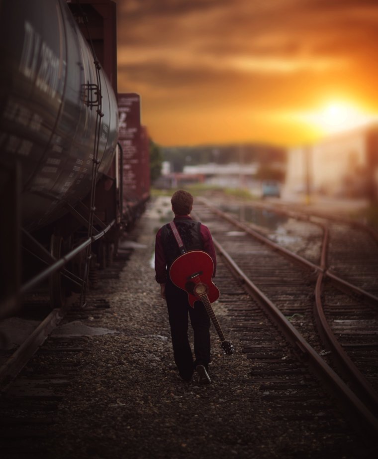 Одинокий человек на рельсах