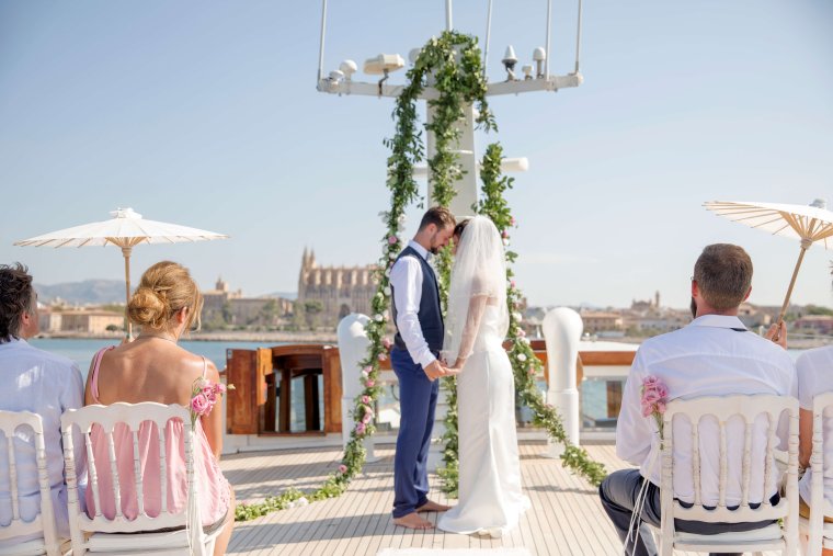 Церемония на корабле