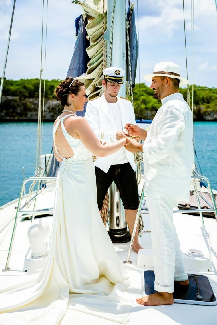 Празднование свадьбы на яхте
