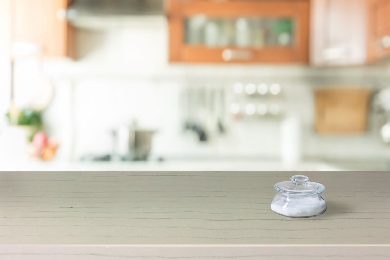 Кухонный стол с размытым фоном