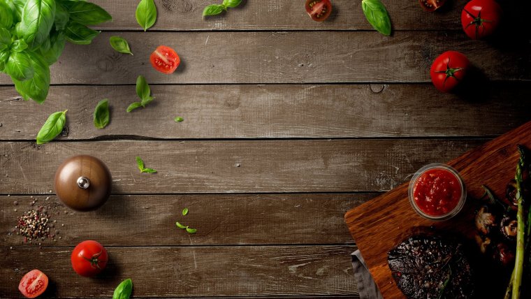 Еда на деревянном фоне