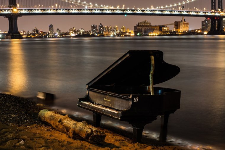 Пианино на фоне моря