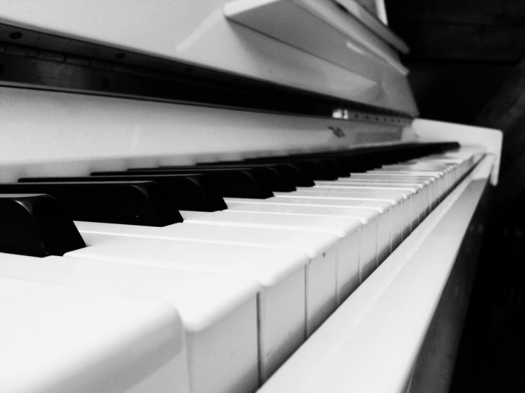Черно белое пианино