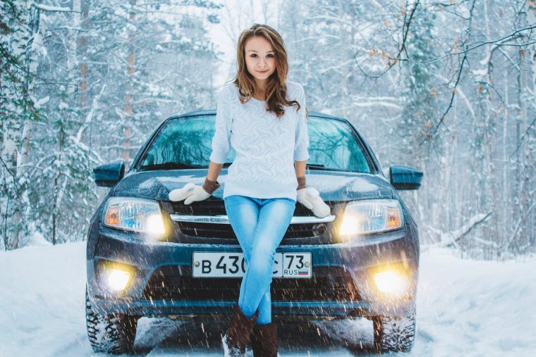 Девушка в машине зимой