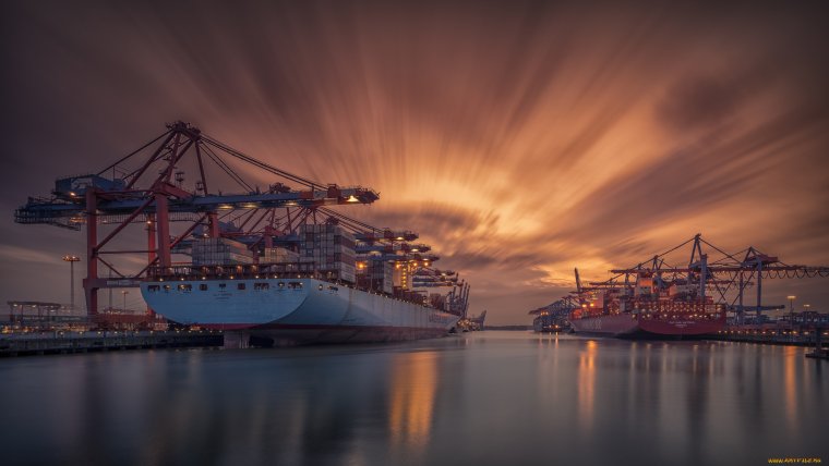 Морской порт с кораблями