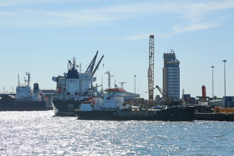 Морской порт с кораблями