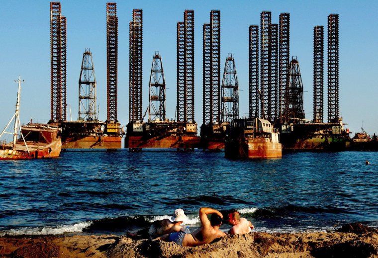Нефтяные вышки на Каспийском море Баку