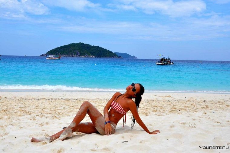Девушки на пляже Тайланда