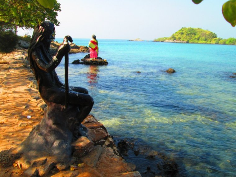 Экскурсия на пляж танцующей девушки