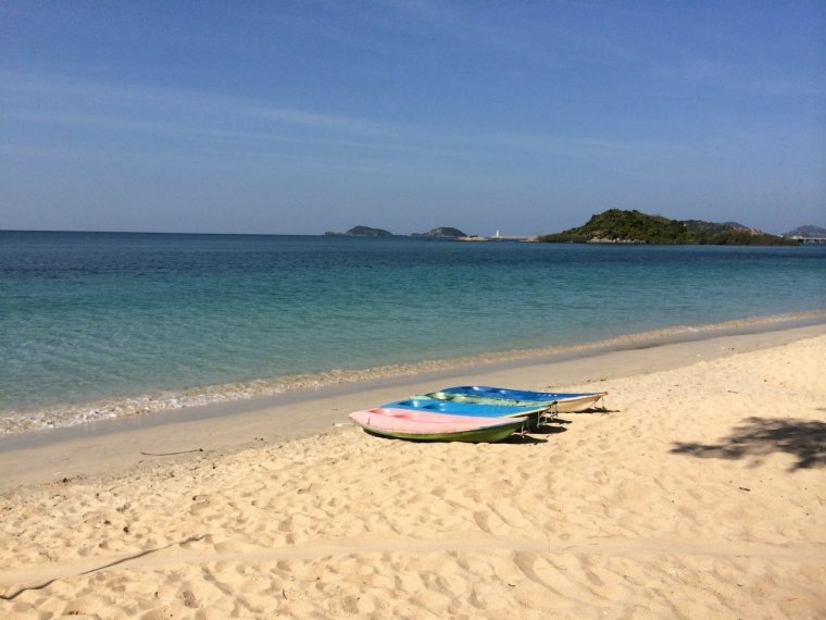 Пляж в Паттайе Танцующая девушка