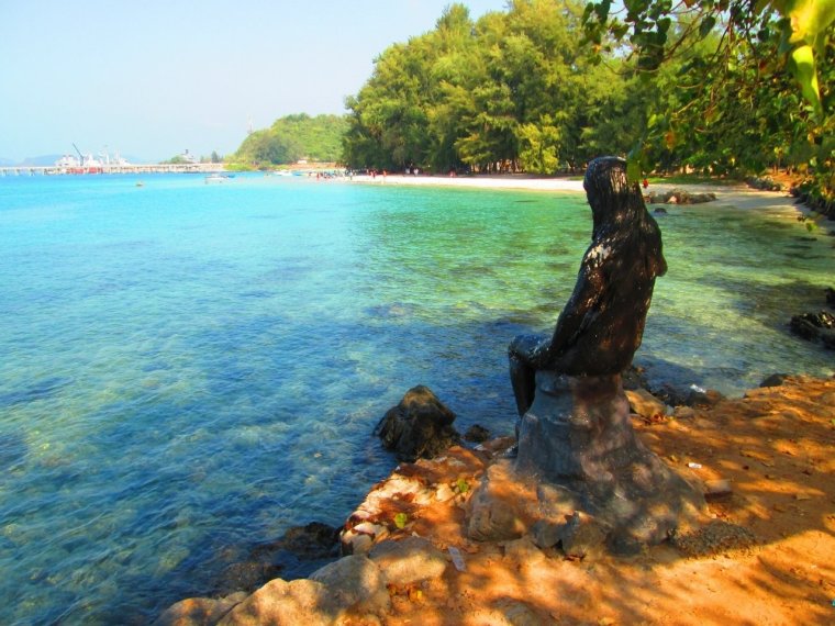 Пляж танцующей девушки