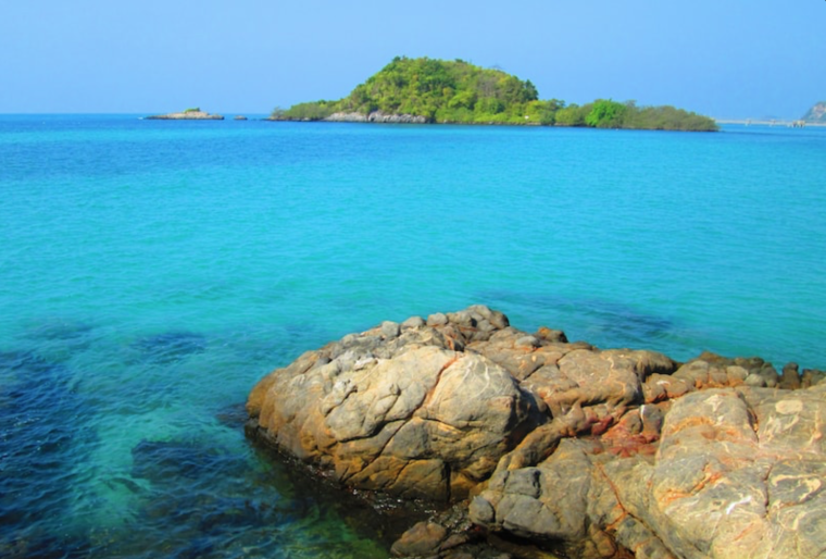 Пляж танцующей девушки (Саттахип)