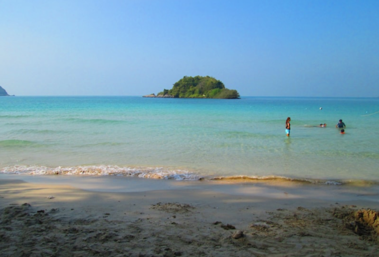 Пляж танцующей девушки