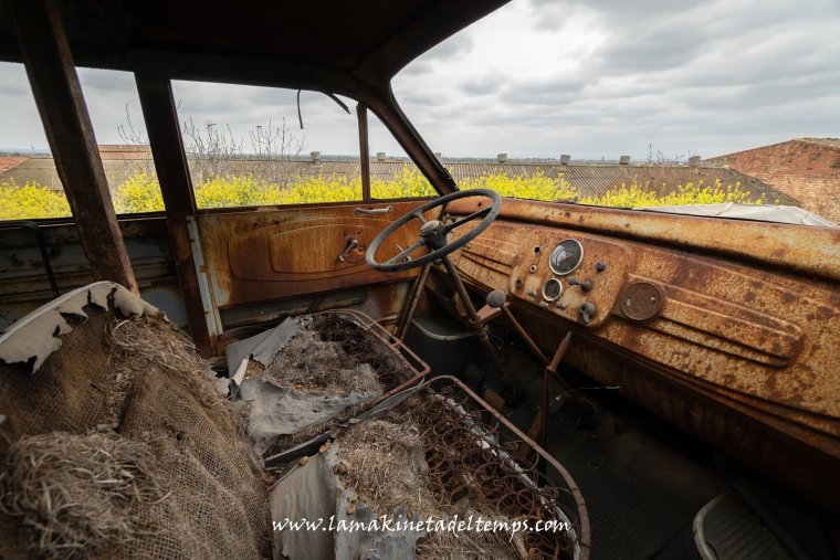 Ржавая машина внутри