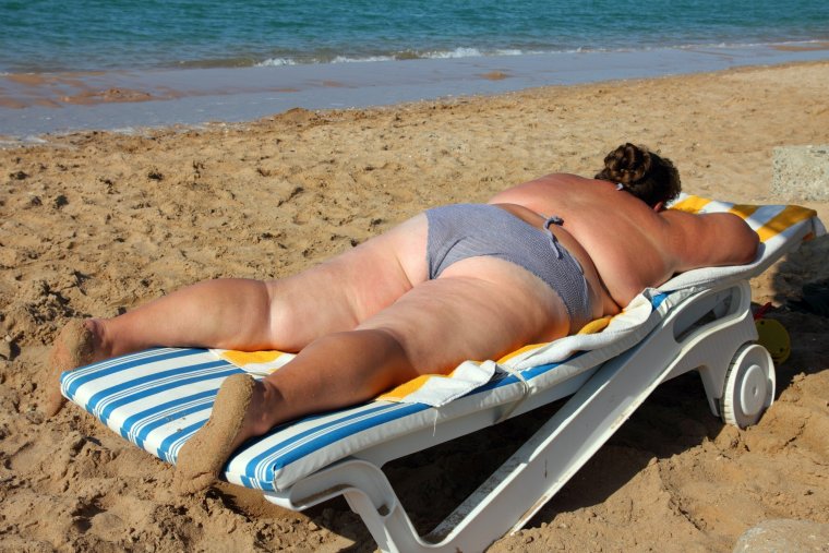 Пожилые женщины загорают