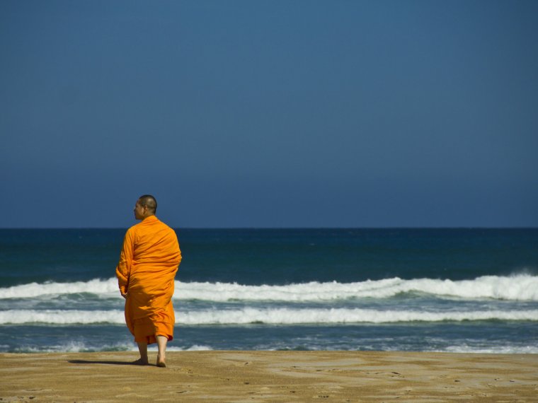 Буддийский монах на берегу