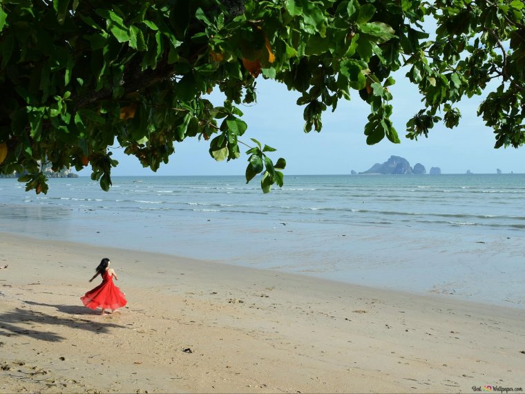 Девушки Тайланд на пляже танцуют