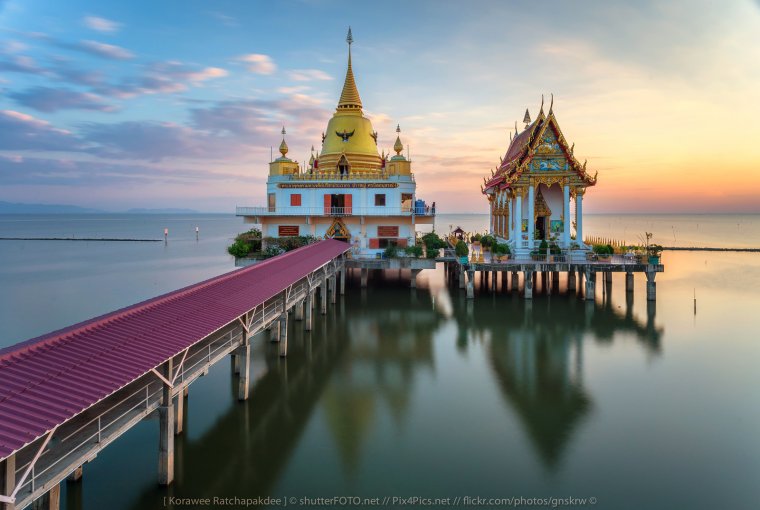 Тайский храм на воде в древнем городе возле Бангкок