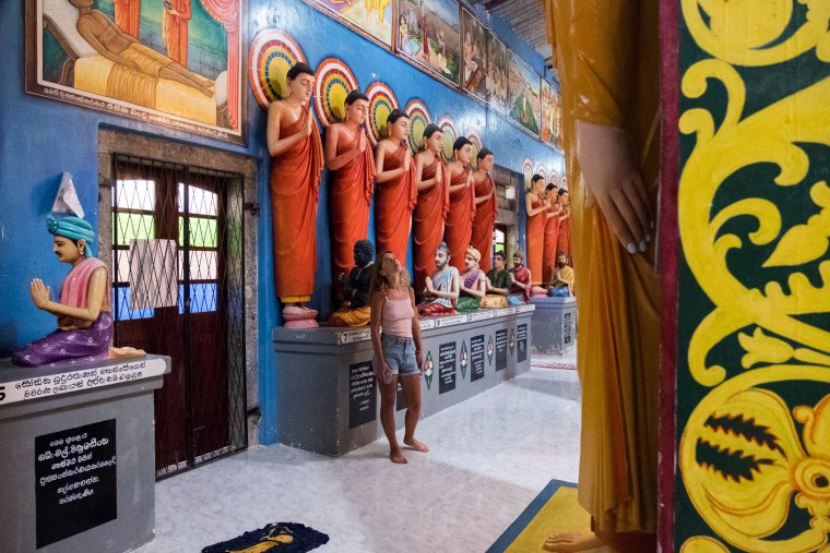 Буддийский пляж с людьми